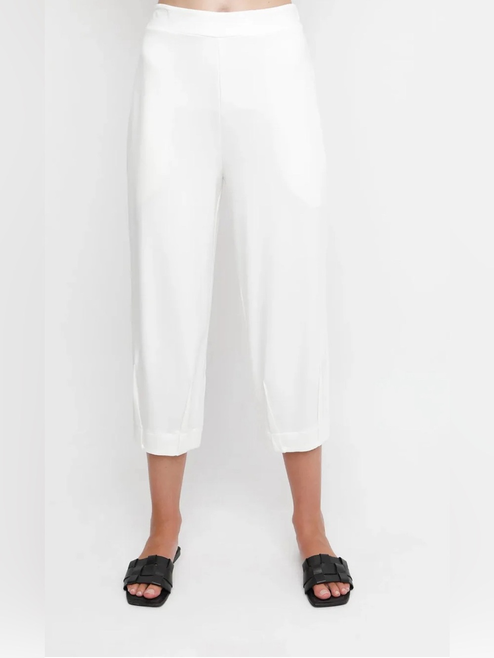 OZAI N KU CROPPED SLIM PANTS, WHITE Size M